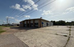 1417 S Velasco, ANGLETON, TX 77515