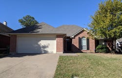 803 W Lonesome Dove Trail, Arlington, TX 76001