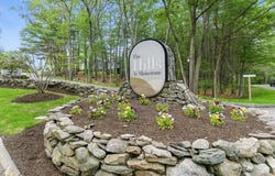 2 Hillside Dr, Wayland, MA 01778