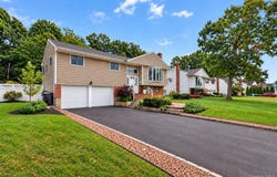31 Sterling Lane, Smithtown, NY 11787