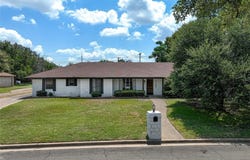 1109 Knotty Oaks Drive, Woodway, TX 76712