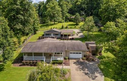 33 Shawnee Oaks Dr, Huntington, WV 25705