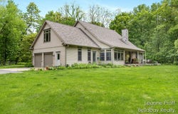 1020 E Woodlawn Avenue, Hastings, MI 49058