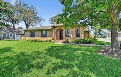 702 Kiowa Drive W, Lake Kiowa, TX 76240