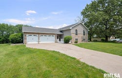 211 EAGLE RIDGE Road, Muscatine, IA 52761