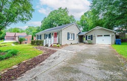 122 15th Avenue NW, Hickory, NC 28601