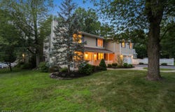 2 Cobb Ter, Roseland Boro, NJ 07068-1201
