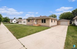 506 N Josephine Ave, Madison, SD 57042