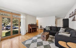 9431 Congress Park Avenue, Brookfield, IL 60513
