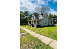 1085 Davis St, Barry, IL 62312