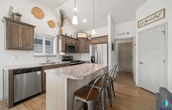 2221 S Creekview Ave, Sioux Falls, SD 57106