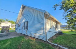 445 E 3rd Avenue, Garnett, KS 66032