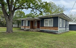 801 E. Main, CUERO, TX 77954