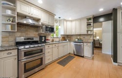 43 Chaucer Dr, Berkeley Heights Twp., NJ 07922-1808