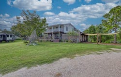 233 Lakeview Dr, ROCKPORT(HOLIDAY BEACH), TX 78382