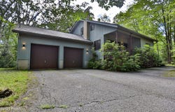 216 Canterbrook Drive, Lords Valley, PA 18328