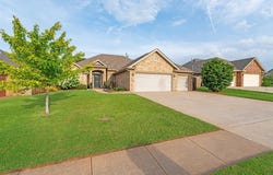913 N Barn Hill Way, Mustang, OK 73064