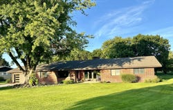 2020 Spalding Dr, Holdrege, NE 68949