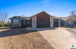 813 E Heatherwood Dr, Brandon, SD 57005