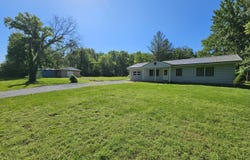 450 W Saddle Club Road, Bonnie, IL 62816