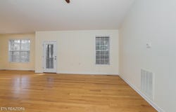 880 Glenfield Drive, Lenoir City, TN 37771