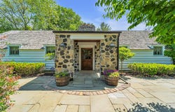 625 E Juniper Ln, Mequon, WI 53092