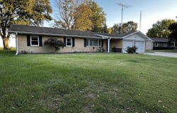 207 SPRING BAY Drive, Jacksonville, IL 62650-9586