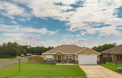 68 Sunday Ct, Uvalde, TX 78801