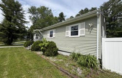 231 River Road, Topsham, ME 04086