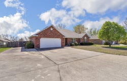 2380 W Cambridge Street, Bolivar, MO 65613