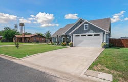393 E Pennsylvania Avenue, Van, TX 75790