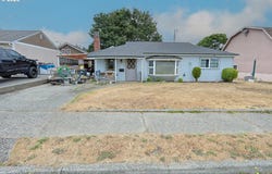 1652 HAYES ST, North Bend, OR 97459