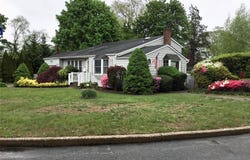10 Fern Place, Bay Shore, NY 11706