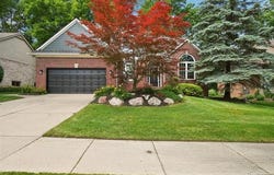 678 Twin Oaks Court, Rochester Hills, MI 48307