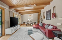 807 E Wahner Pl, Bayside, WI 53217