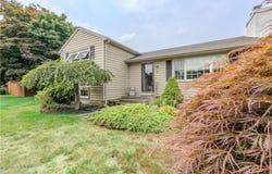 8 Spruce Avenue, Middletown, RI 02842