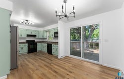 409 S 8th Ave, Brandon, SD 57005