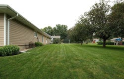 1328 1st Ave SE, Sioux Center, IA 51250