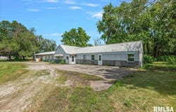 526 N RAILROAD Avenue, Blue Mound, IL 62513