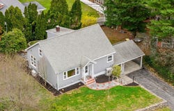 9 Burt St, Acushnet, MA 02743
