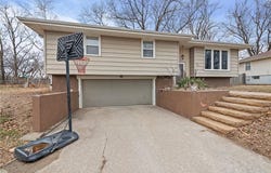332 Matthews Lane, Gower, MO 64454