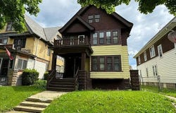 2560 N 41st St, Milwaukee, WI 53210