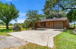 639 SW 10th St, Premont, TX 78375