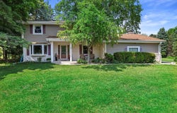 2925 Meadow Ln, Hartland, WI 53029