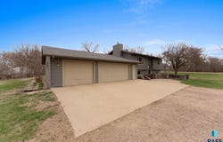 47996 280th St, Canton, SD 57013