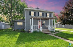 606 N 3rd St, Beresford, SD 57004