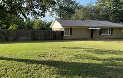 18 Sandy Lane, Palestine, TX 75801