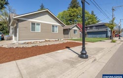 211 SW Broadway St, Mill City, OR 97360