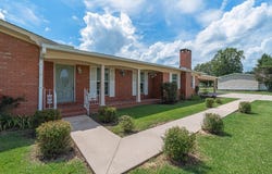 36 Greenbriar Ln, Laurel, MS 39443