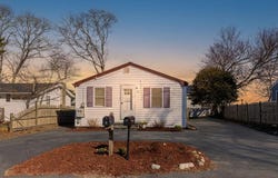 10 Regent Ave, Wareham, MA 02571